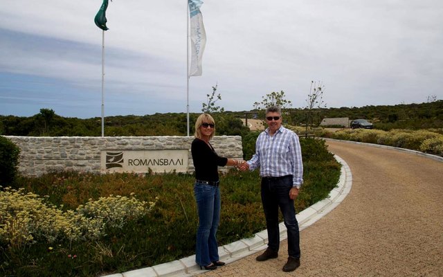 Links bedank Johanna le Roux van Gansbaai Lionsklub vir Dave Mostert van Romansbaai Ontwikkeling vir hulle borgskap van R10,000 vir die Lions se jaarlikse Dangerpoint Halfmarathon